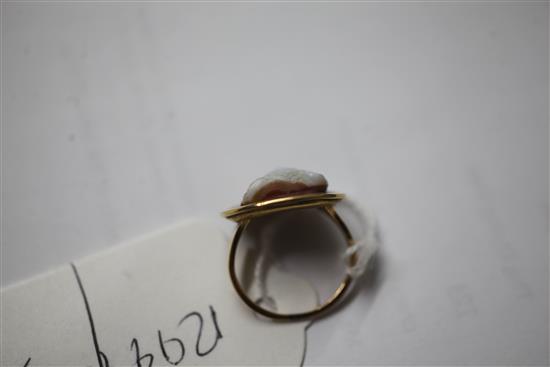 An antique gold and Roman? sardonyx cameo set oval ring, size L.